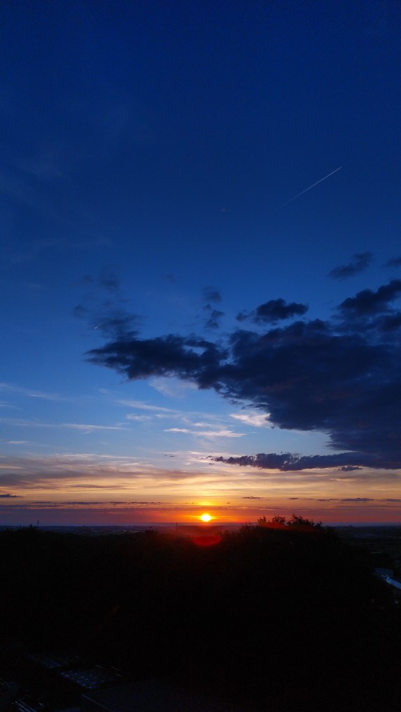 研究室フロアからの夕日（7月のある日）
