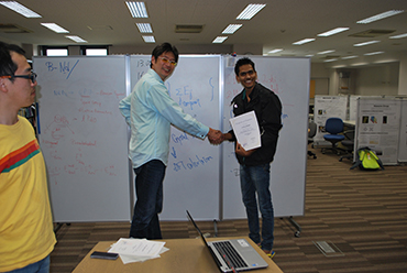 Assoc. Prof. Maezono (left) and an IITGN student (right)