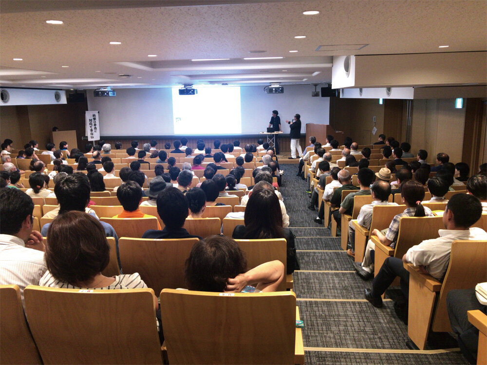 講演に聞き入る参加者たち