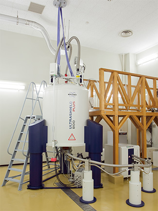 核磁気共鳴スペクトル測定装置・NMR 800MHz （Bruker BopSpin Inc., AVANCE Ⅲ）