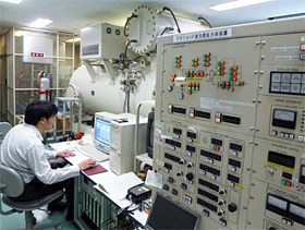 ラザフォード後方散乱分析装置(日新ハイボルテージ(株)社製、NT-1700H型)