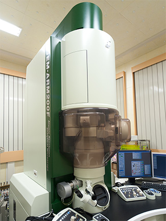 原子分解能走査透過型電子顕微鏡・STEM（日本電子 JEM-ARM200F）