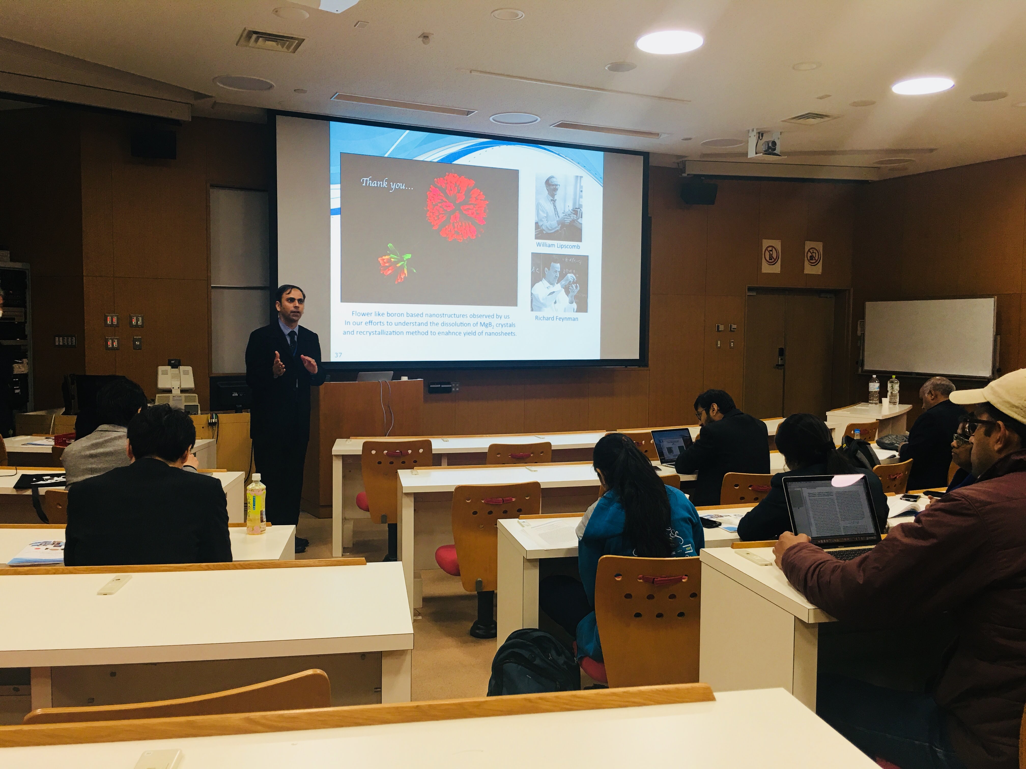 講演するIITGN Asst. Prof. Kabeer