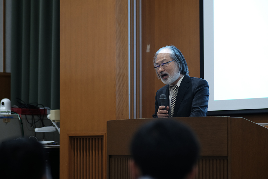 開会の挨拶をする浅野学長