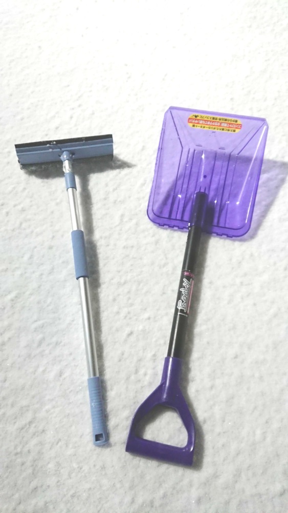 スノーブラシとスコップ